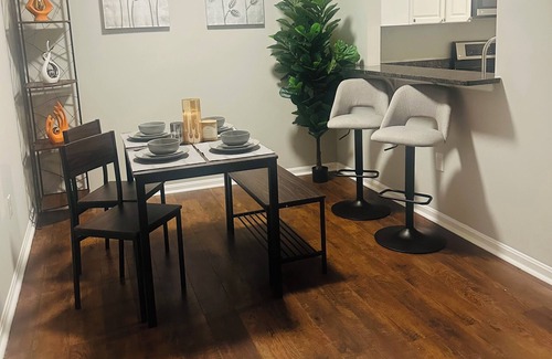 Odenton Eigentumswohnung | Lovely 2 bed/1bath corner unit with a private balcony.