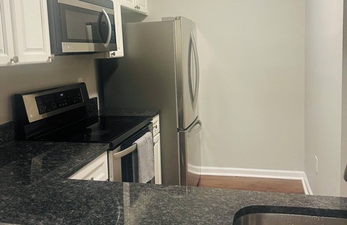 Odenton Eigentumswohnung | Lovely 2 bed/1bath corner unit with a private balcony.