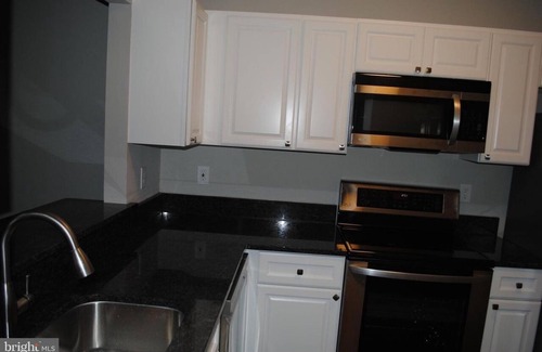 Odenton Eigentumswohnung | Lovely 2 bed/1bath corner unit with a private balcony.