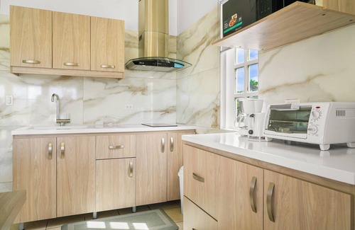 Koyari Wohnung | Lovely 2-bedroom apartment in Noord with Garden & Pool