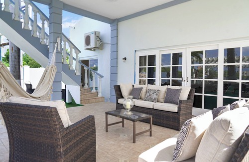 Koyari Wohnung | Lovely 2-bedroom apartment in Noord with Garden & Pool