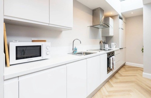 Portobello Haus | Lovely 2bed HOUSE with patio & fast reliable WIFI