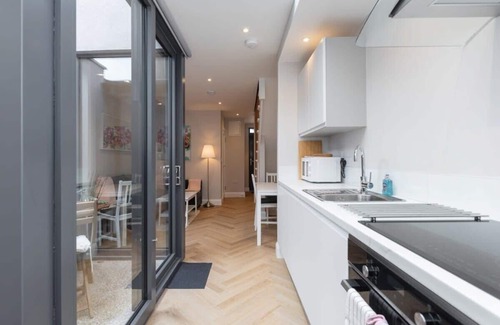Portobello Haus | Lovely 2bed HOUSE with patio & fast reliable WIFI