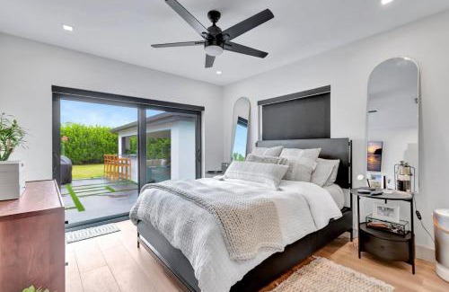 Lake Ridge Haus | Lovely 2BR 2BA Modern Flat with Vibrant Backyard