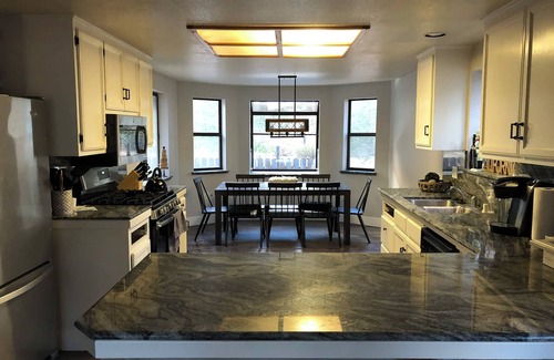 Christmas Valley Haus | Lovely 3-bedroom house with WiFi in South Lake Tahoe