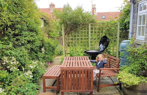 Thornton Dale Hütte | Atemberaubende 3 Schlafzimmer Cottage & Garden in Thornton. Familien- und fahrradfreundlich. W-lan.