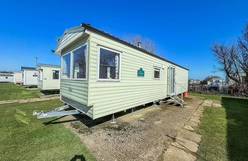 Mappleton Haus | Lovely 6 berth caravan at Skipsea Sands Park in Yorkshire ref 41053SF