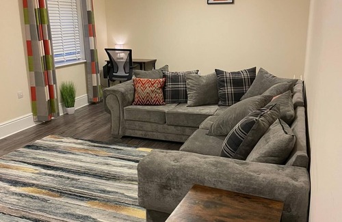 Basildon Haus | Lovely detached 4 bedroom home for holiday or business