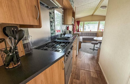 Louth Haus | Lovely dog friendly 8 berth caravan at Sunnydale, Lincolnshire ref 35197S
