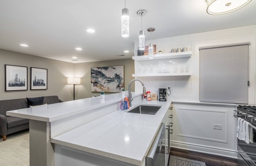 Park West Wohnung | Lovely Garden Set up is Perfect for Your Morning Coffee or a Drink After Some Great Blues Music at Kingston Mines by AllSet Turnover