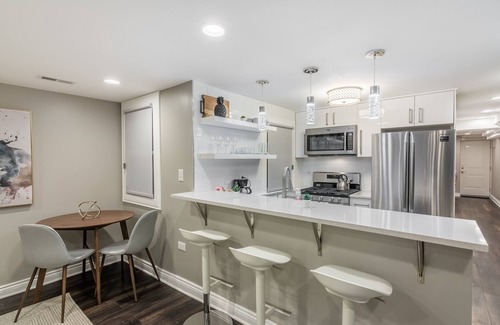 Park West Wohnung | Lovely Garden Set up is Perfect for Your Morning Coffee or a Drink After Some Great Blues Music at Kingston Mines by AllSet Turnover