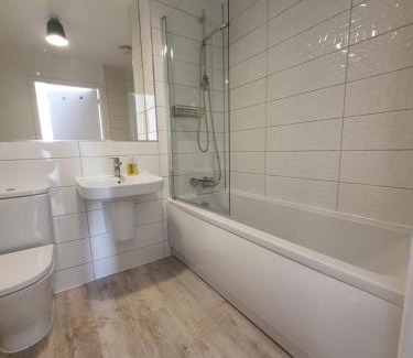 Chesterfield Wohnung | Lovely home close to City Center & Rail Station