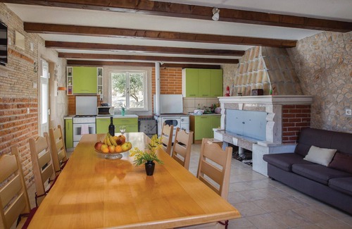 Vid Haus | Schönes Haus in Vid mit WLAN