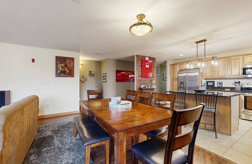 Arkdale Eigentumswohnung | Lovely home overlooking golf course with WiFi, AC, pool, hot tub - near lake