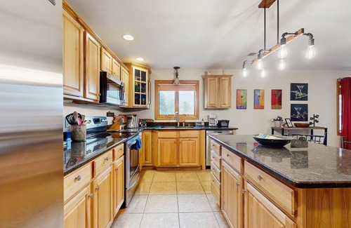 Arkdale Eigentumswohnung | Lovely home overlooking golf course with WiFi, AC, pool, hot tub - near lake