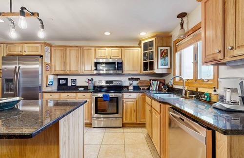 Arkdale Eigentumswohnung | Lovely home overlooking golf course with WiFi, AC, pool, hot tub - near lake