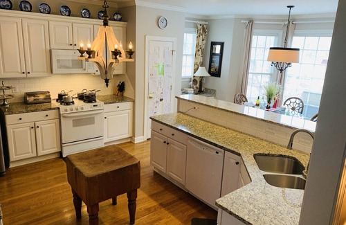 Jamestown Haus | Bequem zu Kolosseum, Aquatics Center, Colleges, Golf und vor kurzem aktualisiert