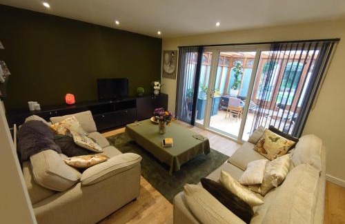 Rayleigh Haus | Lovely room with ensuite in a quiet house