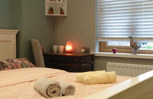 Rayleigh Haus | Lovely room with ensuite in a quiet house