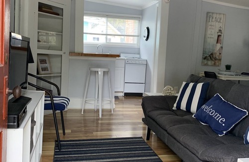 Lakeside Wohnung | Lovely Studio Cottage. Great Location inside Lakeside gates,close to downtown.