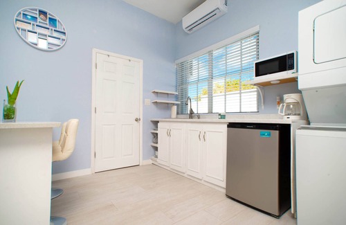 East End Wohnung | Lovely Studio Apt Near Ocean w/ Private Deck + BBQ