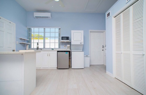 East End Wohnung | Lovely Studio Apt Near Ocean w/ Private Deck + BBQ