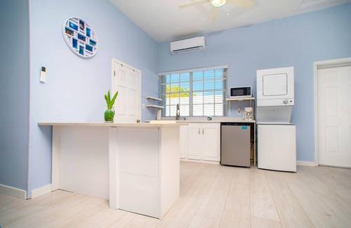 East End Wohnung | Lovely Studio Apt Near Ocean w/ Private Deck + BBQ