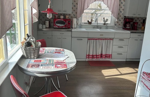 Olivet Wohnung | Lovely Vintage B&B Charm! Close to Marshall, Charlotte & 5 min from I-69