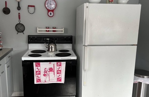 Olivet Wohnung | Lovely Vintage B&B Charm! Close to Marshall, Charlotte & 5 min from I-69