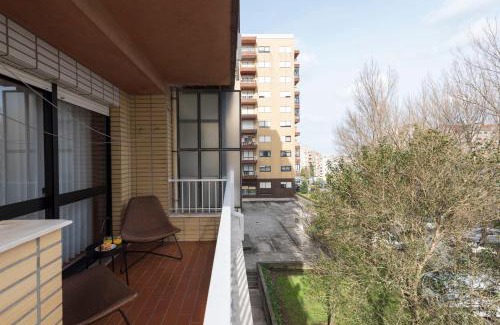 Santa Marinha Wohnung | LovelyStay - Newly Decorated 2BR Flat with Free Parking