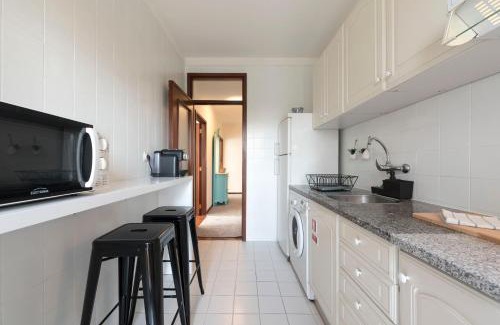 Santa Marinha Wohnung | LovelyStay - Newly Decorated 2BR Flat with Free Parking