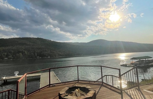 Sagle Haus | Sonnenseite des Lake Pend Oreille - Niedriges Ufer mit eigenem Steg, Feuerstelle, Sonnenuntergängen!