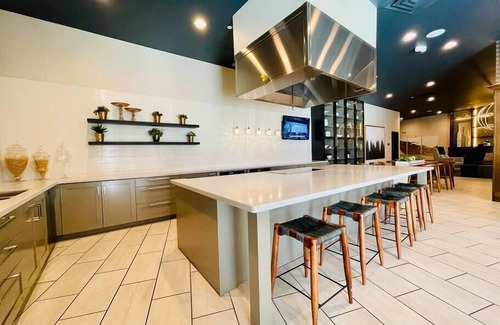 Orem North Wohnung | Luxury Living Top Floor Balcony View King Size Bed