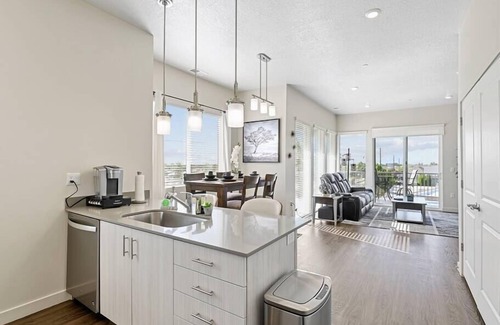 Orem North Wohnung | Luxury Living Top Floor Balcony View King Size Bed