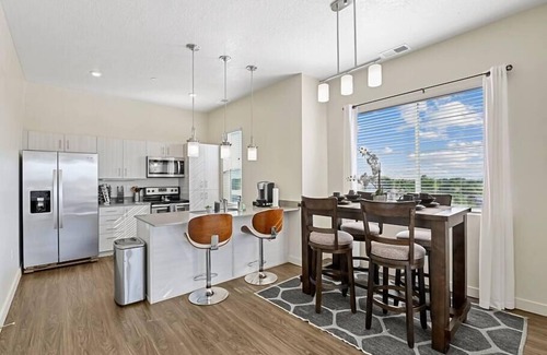 Orem North Wohnung | Luxury Living Top Floor Balcony View King Size Bed