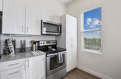 Orem North Wohnung | Luxury Living Top Floor Balcony View King Size Bed