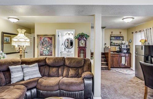 Graham Wohnung | Lower-Level Apt w/ Hot Tub & Sauna in Graham!