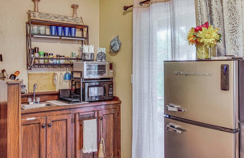 Graham Wohnung | Lower-Level Apt w/ Hot Tub & Sauna in Graham!