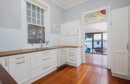 Swansea Haus | Ludford Lakefront and Beachside Retreat for Groups