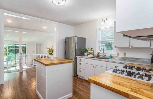 Northern Lower Peninsula Haus | Ludington Beach House on Lakeshore 1.5 Blocks from the beach