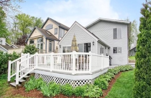 Sister Lakes Haus | Lumos House on Magician Lake