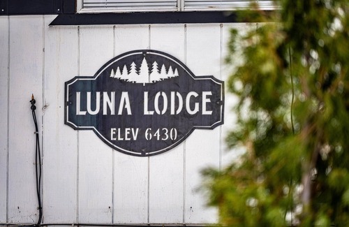 Country Club Estates Haus | Luna Lodge - 4BR, 2BA Close to Hike, Bike