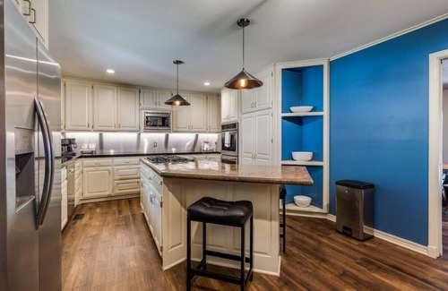 South Tulsa Haus | Lux 4Bed Contemporary Pool Oasis