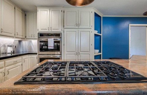 South Tulsa Haus | Lux 4Bed Contemporary Pool Oasis