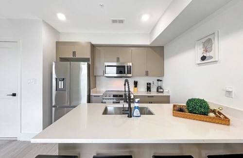 Brookland Bed & Breakfast | LUX Brookland Penthouse | RoofDeck | Skyline View