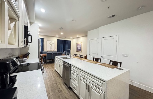 Washington Haus | LUX NEW 4BR Townhouse in DC with Parking