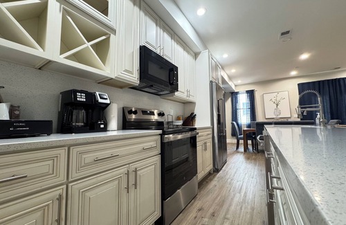 Washington Haus | LUX NEW 4BR Townhouse in DC with Parking