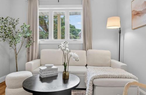 Magoun Square Wohnung | LUX Retreat Home with Yard