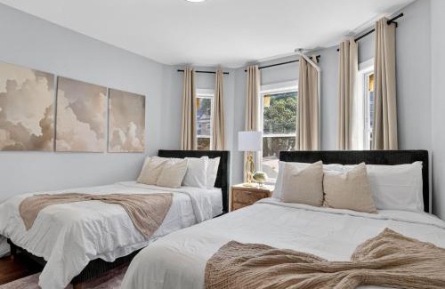 Magoun Square Wohnung | LUX Retreat Home with Yard