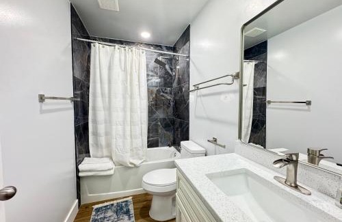 Washington Haus | LUX Spacious Townhouse 4BR in DC